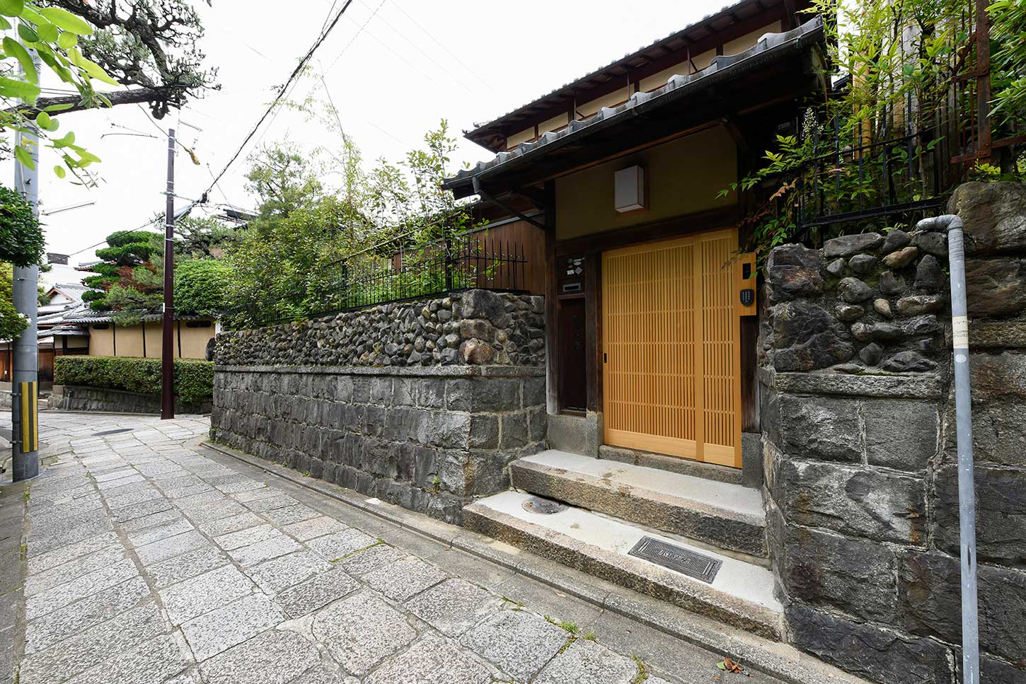 石塀小路の旅館