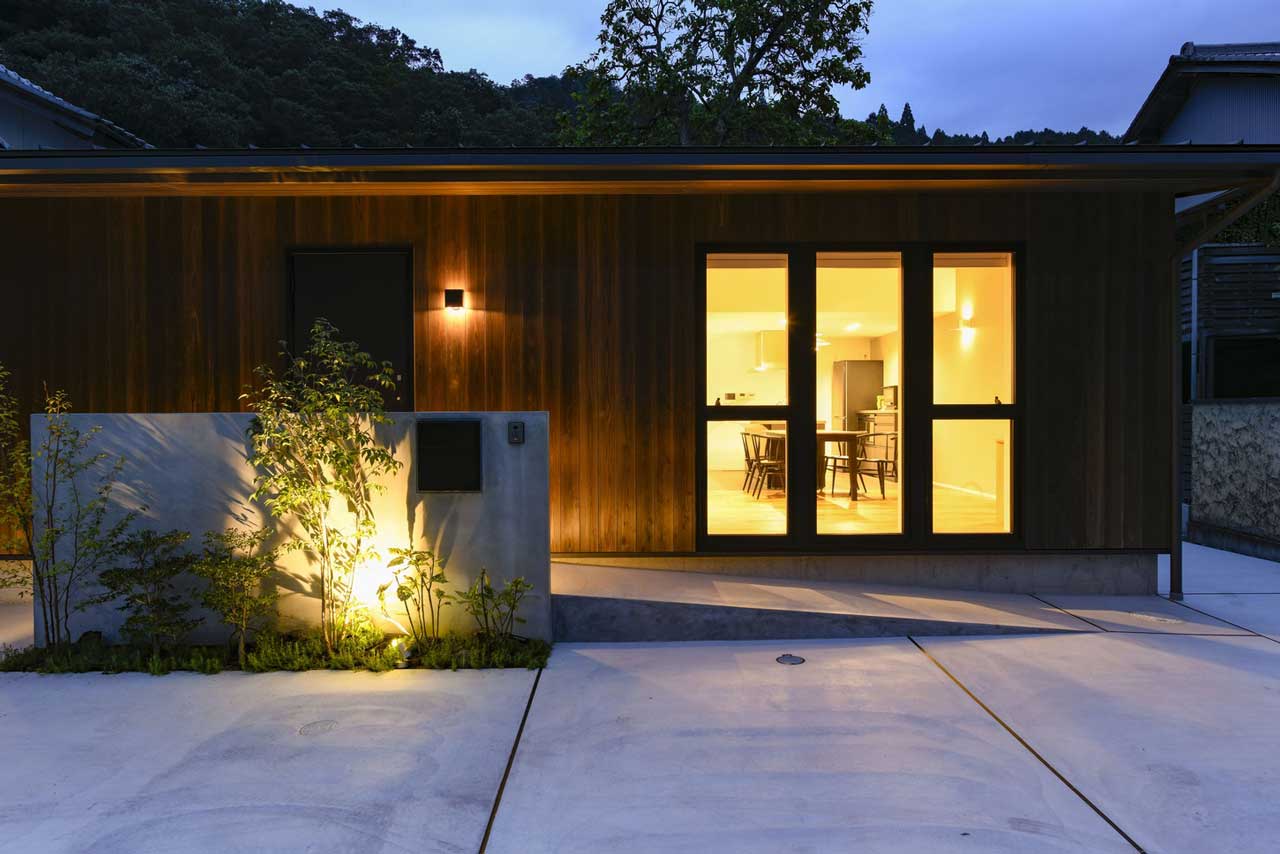 郊外に建つ平屋
