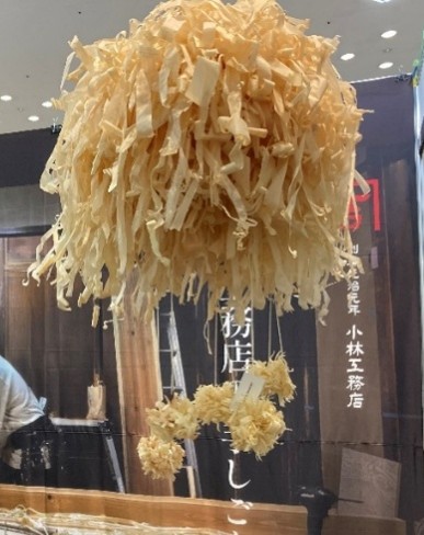鉋屑でつくったポンポンの展示